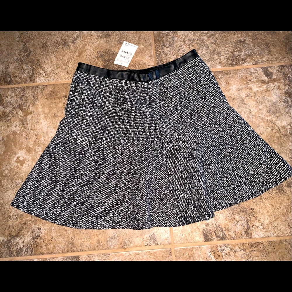 Hinge woman black and white a line skirt